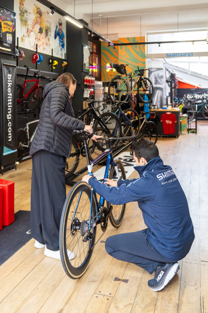 Photo de l'équipe Cyclovia qui répare un vélo dans le magasin